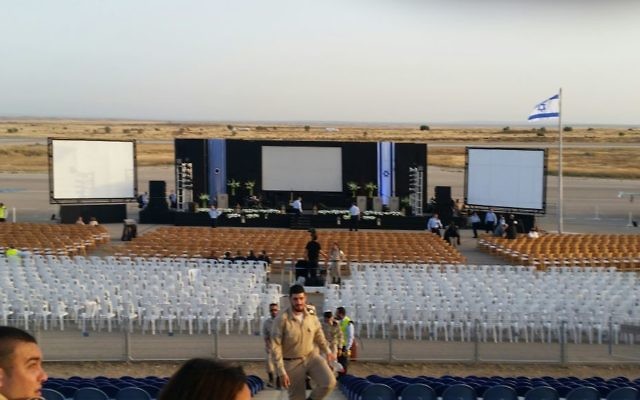 Participants de Birthright à une cérémonié de Yom HaZikaron (Crédit : Birthright Israel)