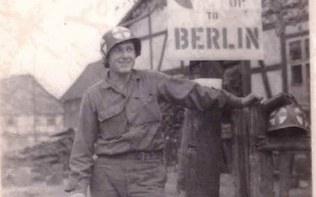 Jules Helfner au nord de Gottingen, en Allemagne, en avril 1945. (Crédit : Jules Helfner)