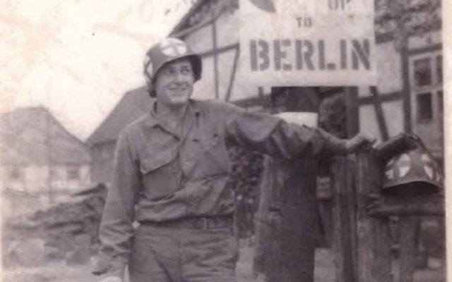 Jules Helfner au nord de Gottingen, en Allemagne, en avril 1945. (Crédit : Jules Helfner)