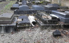 Photo d'illustration d'un cimetière saccagé (Crédit : Wikimedia Commons)