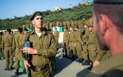 De nouvelles recrues de l'armée israélienne qui prêtent serment, le 9 mai 2013 (Crédit : armée israélienne)
