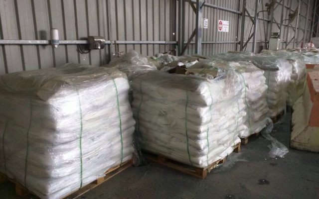 Les inspecteurs des douanes et le personnel de l'ISA ont déjoué une tentative de contrebande de quatre tonnes de chlorure d'ammonium au point de passage de Nitzana, le 3 mai 2016 (Crédit : Autorités des douanes israéliennes)