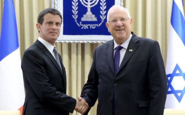 Le président Reuven Rivlin reçoit le Premier ministre français Manuel Valls à Jérusalem, le 23 mai 2016. (Crédit : Mark Neiman / GPO)
