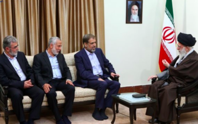 Le Guide suprême iranien, l'ayatollah Ali Khamenei rencontre une délégation du Jihad islamique palestinien à Téhéran, le 1er mai 2016. (Crédit : Twitter/Ali Khamenei)