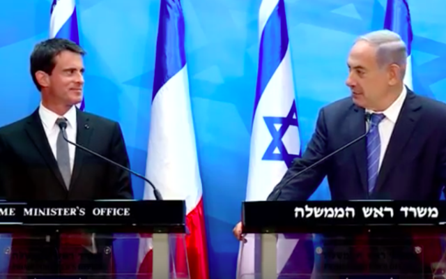 Le Premier ministre Manuel Valls et le Premier ministre Benjamin Netanyahu, le 22 mai 2016 à Jérusalem (Crédit : capture d'écran YouTube)