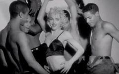 Madonna et ses danseurs pour sa tournée la plus controversée, "Blond Ambition", en 1990. (Crédit : capture d'écran YouTube/CTM Docs)