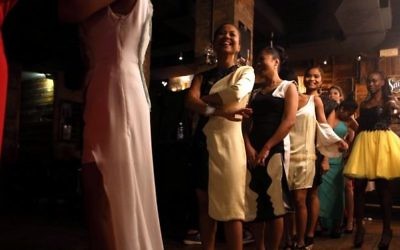 Des employés de maison au Liban se préparent à un défilé de mode dans un restaurant tendance de Beyrouth, au Liban, le 15 mai 2016. (Crédit : AFP PHOTO / PATRICK BAZ)