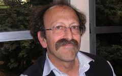 David Shulman, linguiste spécialiste de la culture et des langues indiennes, professeur à l'université Hébraïque, a reçu le prix Israël en 2016. Photographie de 2008. (Crédit : Tzahy Lerner, modifié par Gridge, via WikiCommons)