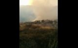 Incendie près de l'implantation de Negohot, dans les hauteurs de Hébron, le 15 mai 2016. (Crédit : capture d'écran YouTube/Times of Israel/כבאות איוש)