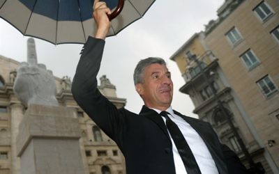 Maurizio Cattelan, artiste italien contemporain, à Milan en 2010. (Crédit : Espyyyy, CC BY-SA 3.0, via WikiCommons)
