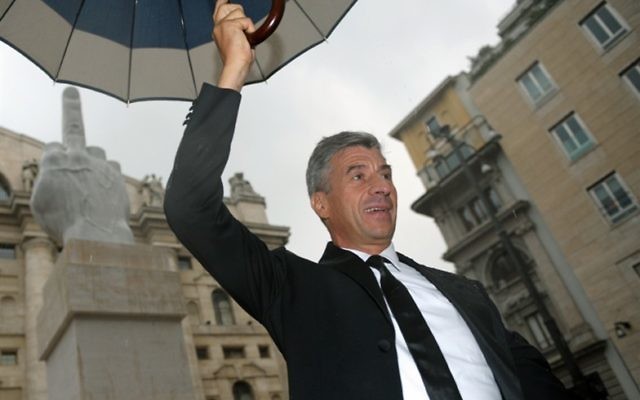 Maurizio Cattelan, artiste italien contemporain, à Milan en 2010. (Crédit : Espyyyy, CC BY-SA 3.0, via WikiCommons)