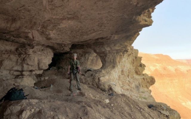 La "grotte des crânes" du désert de Judée, où 6 Palestiniens fouillaient illégalement pour trouver des antiquités et ont été arrêtés le 30 novembre 2014 ; (Crédit : Autorité israélienne des Antiquités)