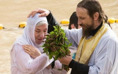 Un baptême au lieu saint de Qasr al-Yehud dans le Jourdain, où Jésus aurait été baptisé. (Crédit : HALO Trust)