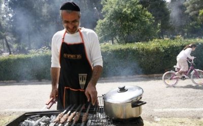 Pour les Israéliens, les barbecues sont devenus plus élaborés avec les années, montrant une plus grande richesse et des tendances sociétales, selon Nir Avieli, chercheur à l'université Ben Gurion. (Miriam Alster/Flash 90)
