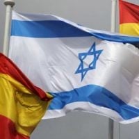 Les drapeaux espagnol et israélien à la cérémonie d'accueil de Shimon Peres, alors président, à Madrid, en Espagne, le 21 février 2011 (Crédit : Amos Ben Gershom/GPO/FLASH90)
