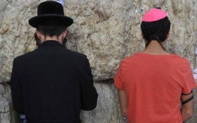 Un juif orthodoxe et un juif laïc prient côte à côte au mur Occidental à Jérusalem. (Crédit : Serge Attal/Flash90)