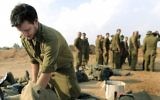 Un soldat israélien  fait son sac avant de quitter une zone de déploiement près de la frontière de la bande de Gaza, en novembre 2012. (Crédit : Tsafrir Abayov/Flash90)