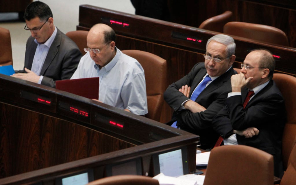 L'ancien ministre de l'Intérieur, Gideon Saar (à gauche), l'ancien ministre de la Défense, Moshe Yaalon (2e à gauche), le Premier ministre Benjamin Netanyahu (2e à droite) et l'ancien ministre de l'Energie, Silvan Shalom, à la Knesset, le 1er mai 2013 (Crédit : Miriam Alster/FLASH90) L'ancien ministre de l'Intérieur, Gideon Saar (à gauche), l'ancien ministre de la Défense, Moshe Yaalon (2e à gauche), le Premier ministre Benjamin Netanyahu (2e à droite) et l'ancien ministre de l'Energie, Silvan Shalom, à la Knesset, le 1er mai 2013 (Crédit : Miriam Alster/FLASH90)