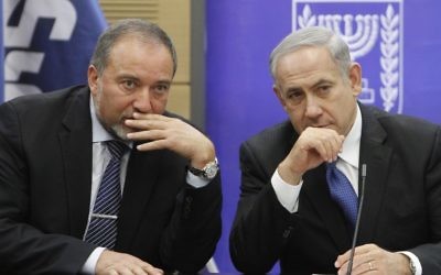 Avigdor Liberman, ministre de la Défense (à gauche) et le Premier ministre Benjamin Netanyahu (à droite). (Crédit : Yonatan Sindel/Flash90)