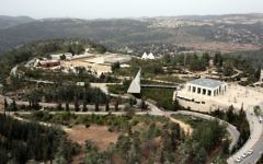 Illustration : Une vue aérienne de Yad Vashem et du mont Herzl, à Jérusalem. (Crédit : Yossi Zamir/Flash90)