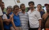 La famille du lieutenant Hadar Goldin en deuil à ses funérailles au cimetière militaire de Kfar Saba le 3 août 2014 (Crédit : Yonatan Sindel/Flash90)