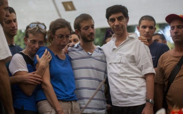 La famille du lieutenant Hadar Goldin en deuil à ses funérailles au cimetière militaire de Kfar Saba le 3 août 2014 (Crédit : Yonatan Sindel/Flash90)