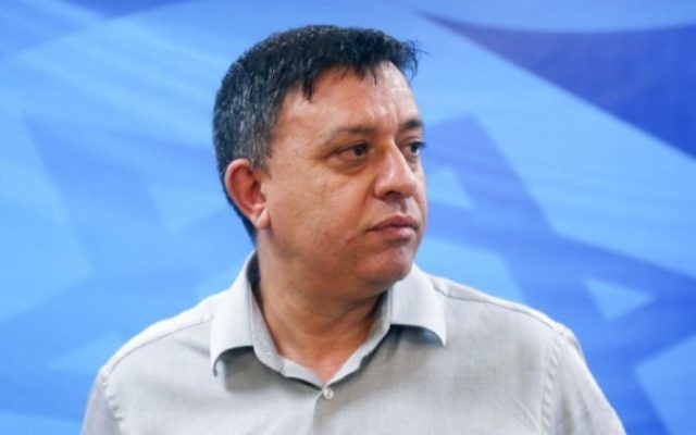 Avi Gabbay, alors ministre de l'Environnement, en août 2015. (Crédit : Marc Israel Sellem/Pool)