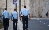Policiers israéliens devant la Vieille Ville de Jérusalem. Illustration. (Crédit : Nati Shohat/Flash90)