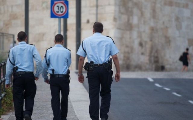 Policiers israéliens devant la Vieille Ville de Jérusalem. Illustration. (Crédit : Nati Shohat/Flash90) Policiers israéliens devant la Vieille Ville de Jérusalem. Illustration. (Crédit : Nati Shohat/Flash90)