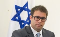Le député du Likud Oren Hazan pendant une conférence de presse à la Knesset, le 12 octobre 2015. (Crédit : Miriam Alster/Flash90)