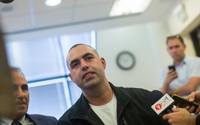 L'ancien employé de la résidence du Premier ministre, Guy Eliyahu, s'exprime devant les médias alors qu'il arrive à son procès contre le Bureau du Premier ministre au tribunal du travail régional de Jérusalem, le 29 octobre 2015 (Crédit : Yonatan Sindel/Flash90)