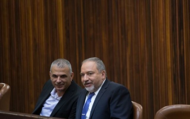 Moshe Kahlon, à gauche, et Avigdor Liberman, à la Knesset, le 18 novembre 2015. (Crédit : Yonatan Sindel/Flash90)