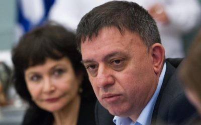 Avi Gabbay, alors ministre de l'Environnement, pendant une commission de la Knesset sur l'accord sur le gaz naturel offshore, le 2 décembre 2015. (Crédit : Miriam Alster/Flash90)