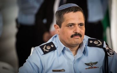 Le chef de la police Roni Alsheich lors de la cérémonie de bienvenue en son honneur, au siège de la police nationale à Jérusalem, le 3 décembre 2015 (Crédit : Hadas Parush / FLASH90)