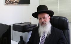 Le rabbin Avraham Yossef dans les bureaux du rabbinat de Holon, le 17 février 2016. (Crédit : Yaakov Cohen/Flash90)