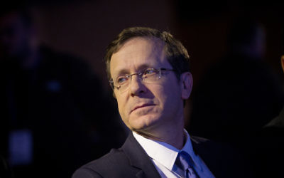 Issac Herzog, chef de l'opposition et député de l'Union sioniste, le 28 mars 2016. (Crédit : Miriam Alster/Flash90)