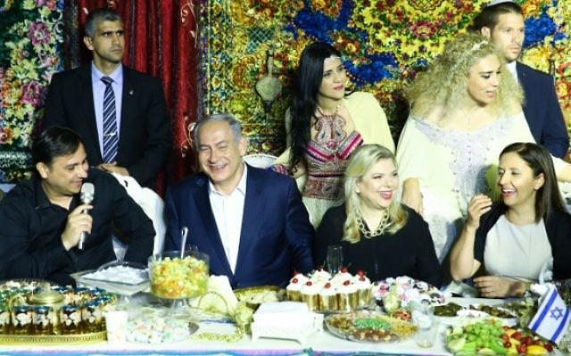 Le Premier ministre Benjamin Netanyahu et son épouse Sara assistent à la célébration juive marocaine de la Mimouna, à Yavne le 30 avril 2016  (Crédit : Flash90)