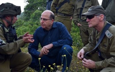 Moshe Yaalon, au centre, et le vice chef d'Etat-major Yair Golan, le 14 avril 2015. (Crédit : Ariel Hermoni/ministère de la Défense/Flash90)