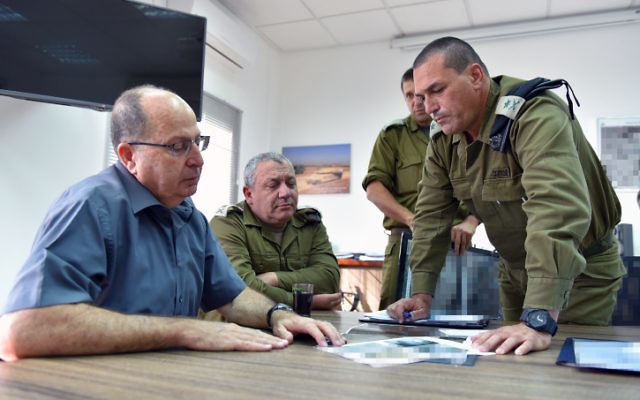 Le ministre de la Défense, Moshe Yaalon (à gauche), le chef d'état-major de Tsahal, Gadi Eisenkot et le général Eyal Zamir, au siège du Commandement Sud, près de la frontière israélienne avec Gaza, le 5 mai 2016 (Crédit : Ariel Hermione / Ministère de la Défense)