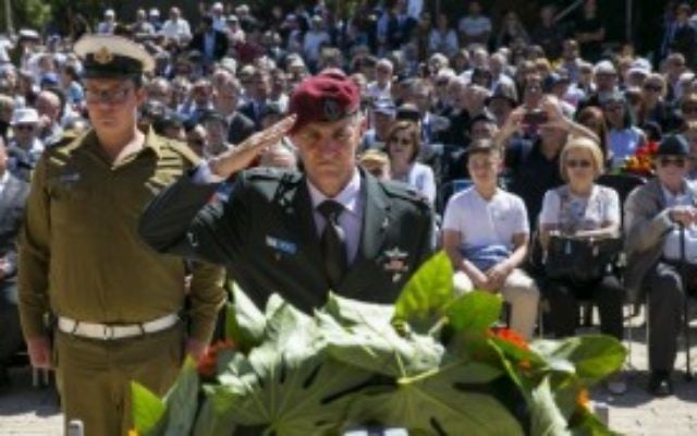 Le vice chef d'Etat-major de l'armée israélienne, Yair Golan, pendant une cérémonie mémorielle au musée de Yad Vashem le jour de Yom HaShoah, le 5 mai 2016. (Crédit : Olivier Fitoussi/Pool) Le vice chef d'Etat-major de l'armée israélienne, Yair Golan, pendant une cérémonie mémorielle au musée de Yad Vashem le jour de Yom HaShoah, le 5 mai 2016. (Crédit : Olivier Fitoussi/Pool)
