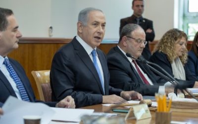 Le Premier ministre Benjamin Netanyahu pendant la réunion hebdomadaire du gouvernement dans ses bureaux, à Jérusalem, le 8 mai 2016 (Crédit : Emil Salman/POOL)