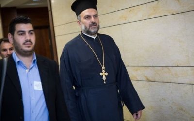 Le père Gabriel Naddaf, à droite, à la Knesset le 9 mai 2016. (Crédit : Hadas Parush/Flash90)