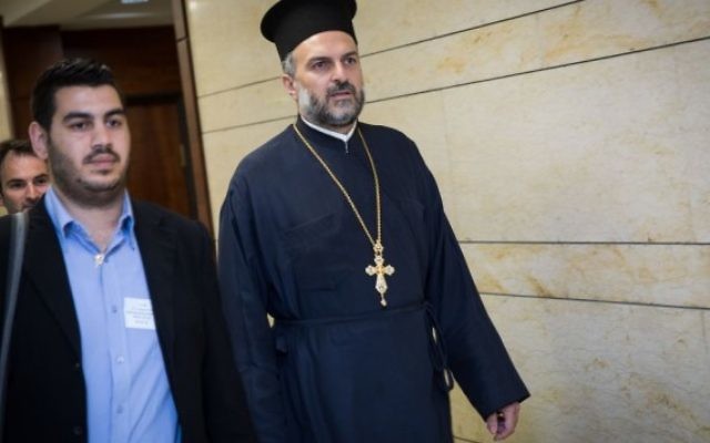Le père Gabriel Naddaf, à droite, à la Knesset le 9 mai 2016. (Crédit : Hadas Parush/Flash90) Le père Gabriel Naddaf, à droite, à la Knesset le 9 mai 2016. (Crédit : Hadas Parush/Flash90)