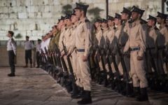 Soldats israéliens pendant la cérémonie de Yom HaZikaron, le Jour du Souvenir, au mur Occidental, le site le plus saint du judaïsme, dans la Vieille Ville de Jérusalem, le 10 mai 2016. (Crédit : Hadas Parush/Flash90)