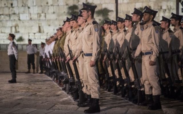 Soldats israéliens pendant la cérémonie de Yom HaZikaron, le Jour du Souvenir, au mur Occidental, le site le plus saint du judaïsme, dans la Vieille Ville de Jérusalem, le 10 mai 2016. (Crédit : Hadas Parush/Flash90)