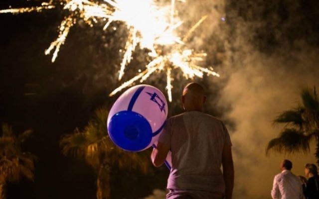 Les Israéliens fêtent le 68e Yom HaAtsmaout à Ashkelon, le 11 mai 2016. (Crédit : Corinna Kern/Flash90) Les Israéliens fêtent le 68e Yom HaAtsmaout à Ashkelon, le 11 mai 2016. (Crédit : Corinna Kern/Flash90)