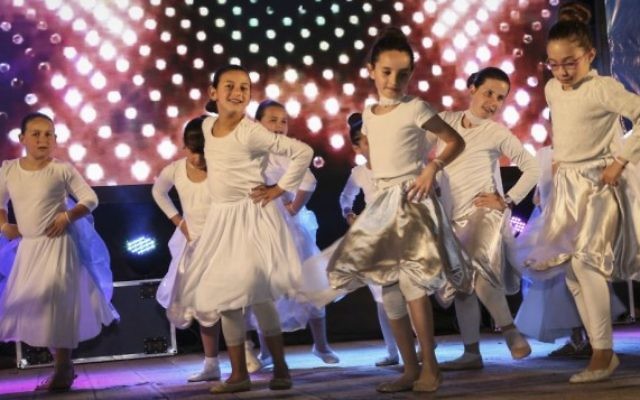 Des enfants israéliens fêtent le 68e Yom HaAtsmaout d'Israël dans l'implantation d'Efrat, le 11 mai 2016. (Crédit : Gershon Elinson/Flash90) Des enfants israéliens fêtent le 68e Yom HaAtsmaout d'Israël dans l'implantation d'Efrat, le 11 mai 2016. (Crédit : Gershon Elinson/Flash90)