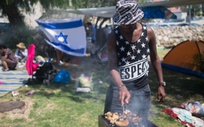 Des Israéliens font des barbecues au cours des célébrations du Jour de l'Indépendance d'Israël, à Jérusalem, le 12 mai 2016 (Crédit : Yonatan Sindel/Flash90)