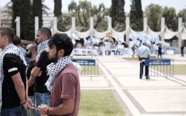 Des étudiants arabes israéliens et militants de gauche pendant le service mémoriel d'un rassemblement marquant l'anniversaire de la Nakba à l'université de Tel Aviv, le 15 mai 2016. (Crédit : Tomer Neuberg/Flash90)