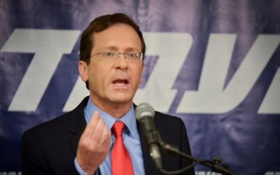 Le chef de l'opposition Isaac Herzog pendant une conférence de presse au siège de l'Union sioniste à Tel Aviv, le 18 mai 2016. (Crédit : Flash90)
